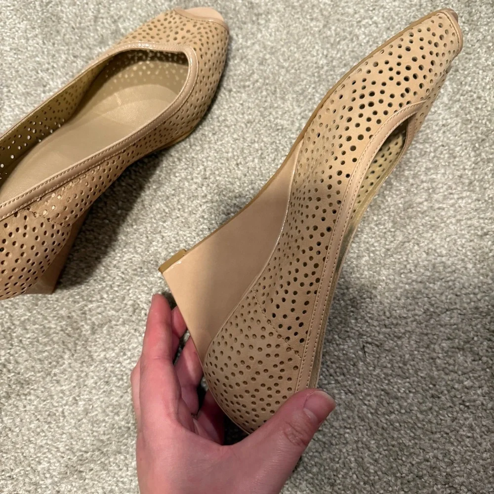 Stuart Weitzman Perfecto Nude Perforated Suede Peep Toe Wedge Pumps Size 11 M - Picture 7 of 10